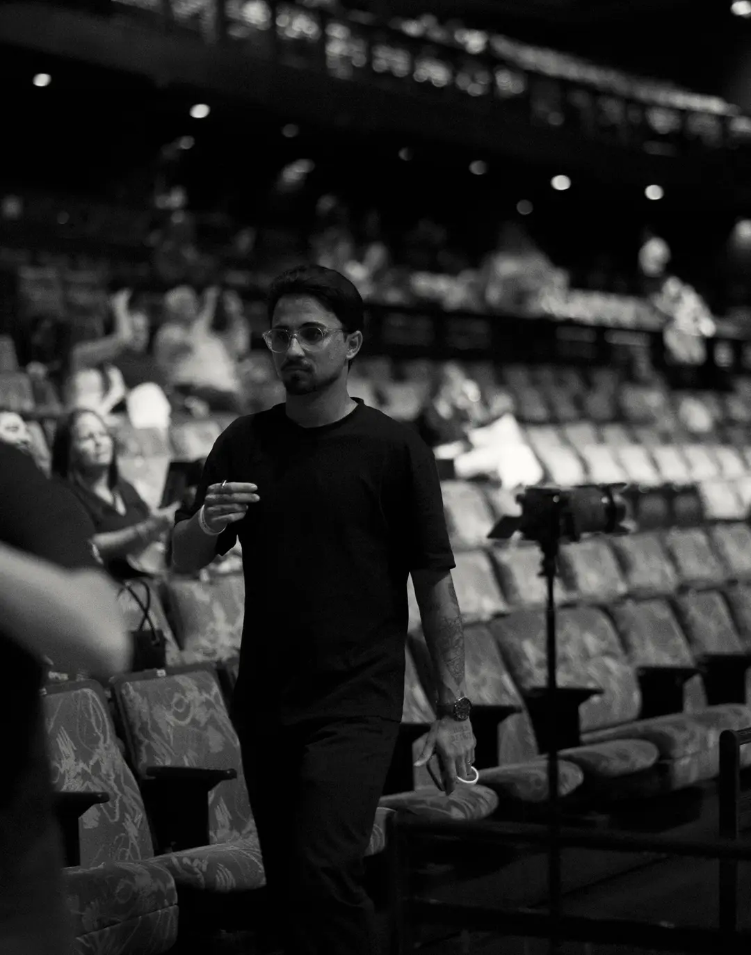 Teatro em preparação, equipe posicionando equipamento, em preto e branco