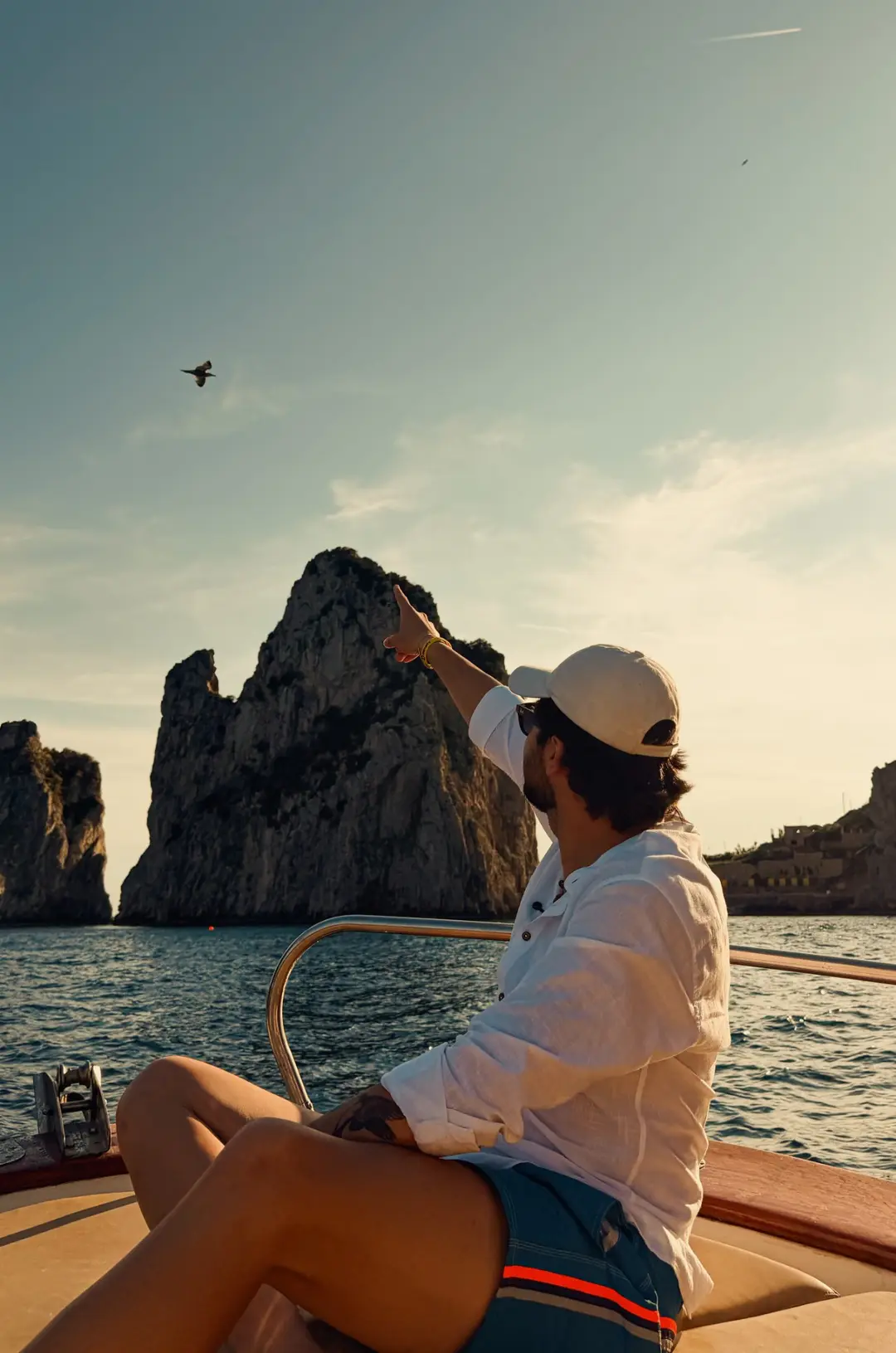 José Lucas aponta para uma gaivota no mar de Capri