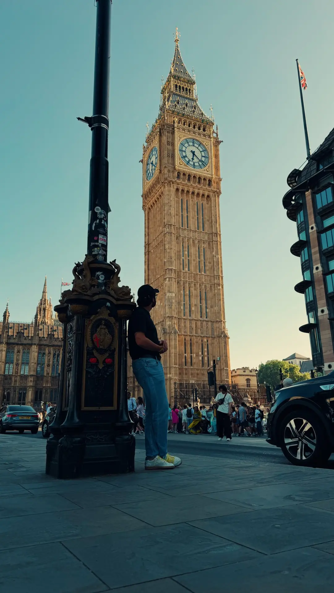 José Lucas encostado num poste diante do Big Ben, em Londres
