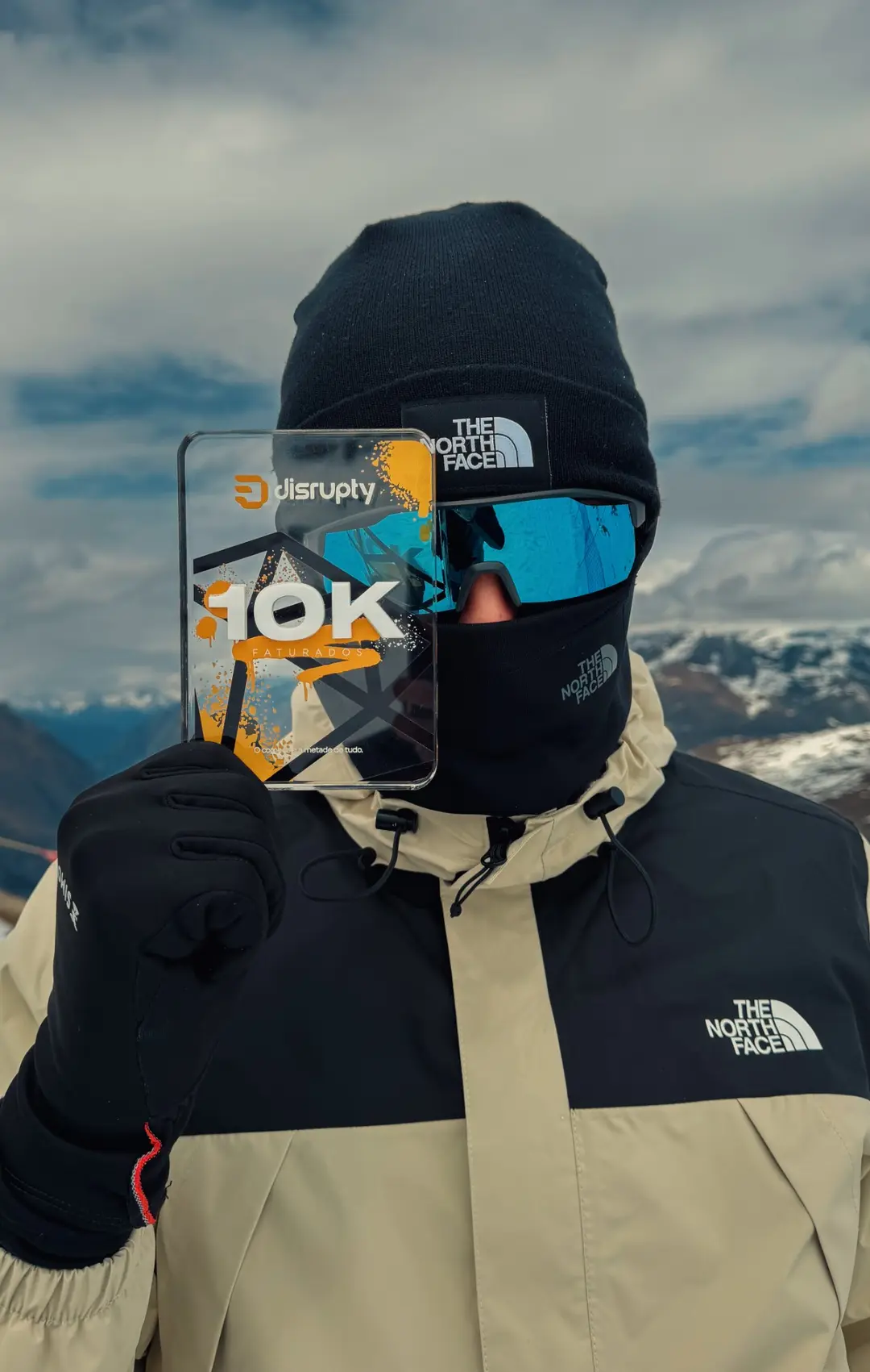 Placa Disrupty 10K faturados erguida nos Alpes