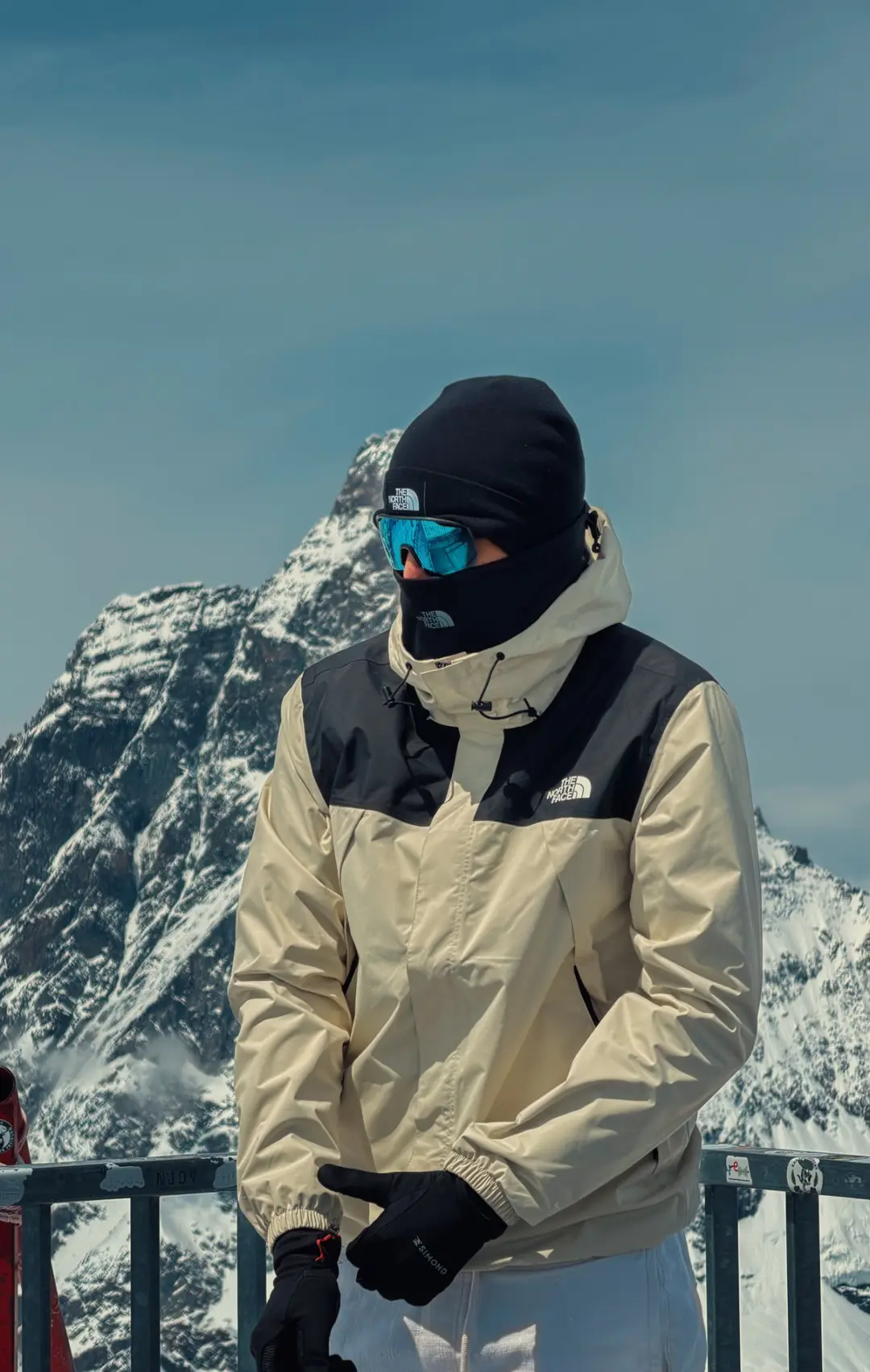 José Lucas equipado para a neve diante do Matterhorn, nos Alpes suíços