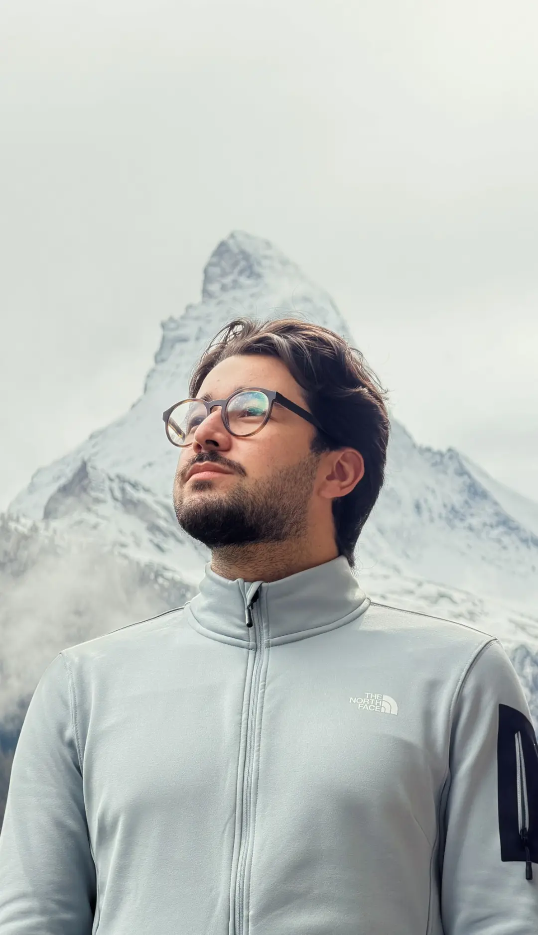 José Lucas diante do Matterhorn nevado, na Suíça