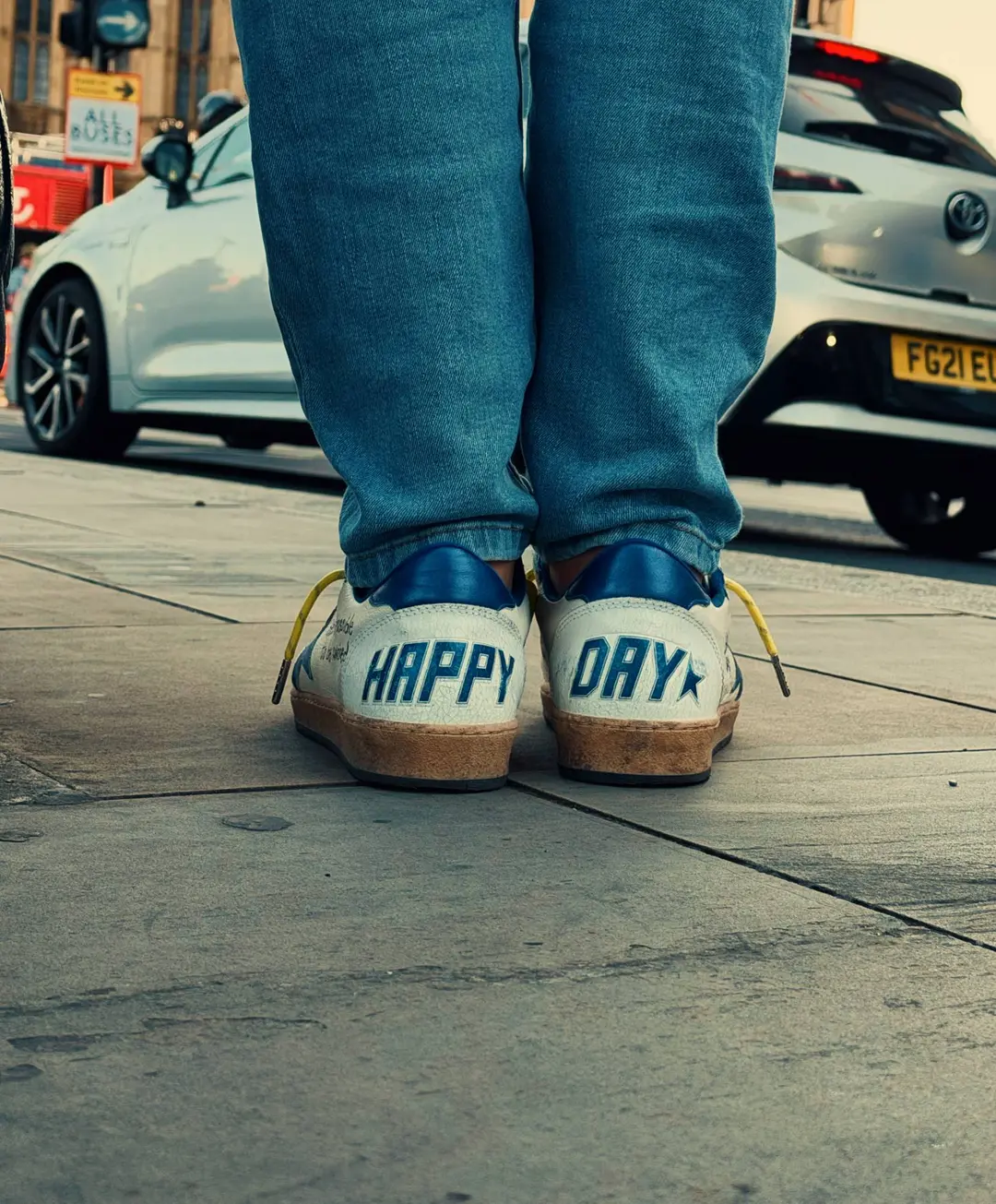 Tênis escrito Happy Day numa calçada de Londres