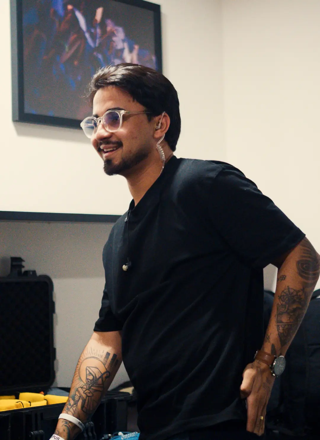 Integrante da equipe sorrindo nos bastidores