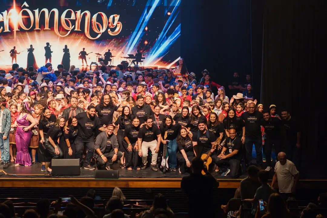 Elenco completo no palco no encerramento do Fest Show Fenômenos